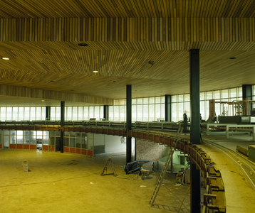 800013 Interieur van het in aanbouw zijnde N.S.-station Schiphol te Schiphol: hal.
